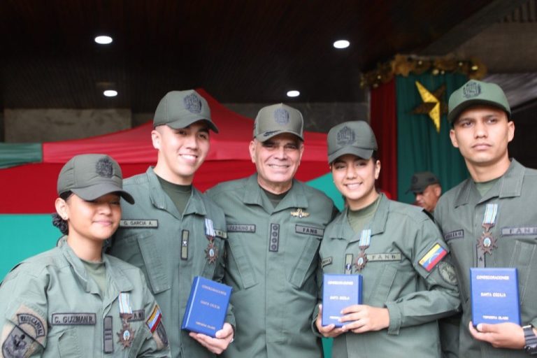 Con imposición de condecoraciones el GJ Padrino López celebró junto a los músicos en su día